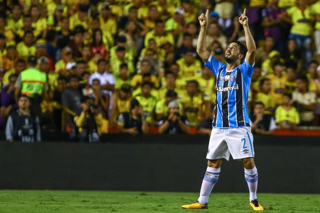 Ed&iacute;lson marcou o segundo gol do Gr&ecirc;mio sobre o Barcelona