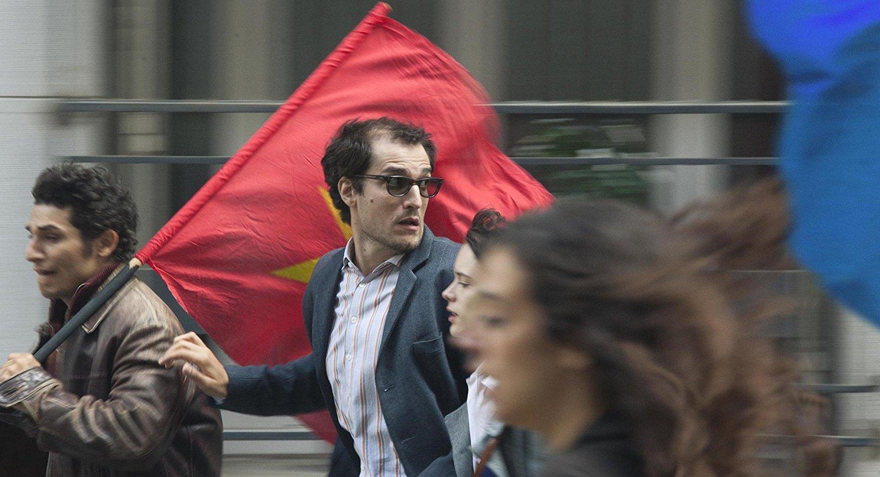 Louis Garrel interpreta Jean-Luc Godard no longa
