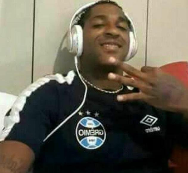 Bola&ntilde;os "volta a vestir" cores do Gr&ecirc;mio para celebrar goleada contra Barcelona