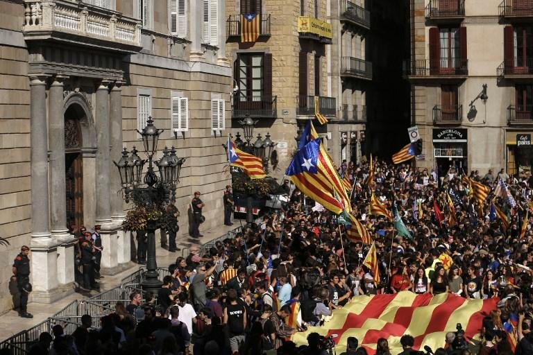Milhares de estudantes estavam reunidos em Barcelona para apoiar a proclama&ccedil;&atilde;o da independ&ecirc;ncia