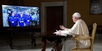 Papa conversa com a tripulação da ISS sobre o lugar do homem no universo