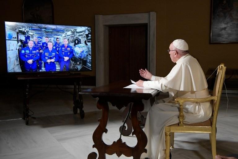 Papa conversa com a tripula&ccedil;&atilde;o da ISS sobre o lugar do homem no universo