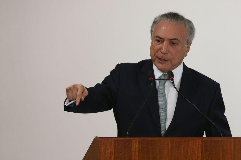 Temer sanciona lei que torna crime hediondo o porte de arma de uso restrito 