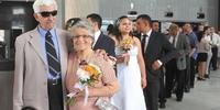 Juntos há 15 anos, Maria Selau Borges, 79, e João Batista Rocha, 89 se casaram nesta quinta