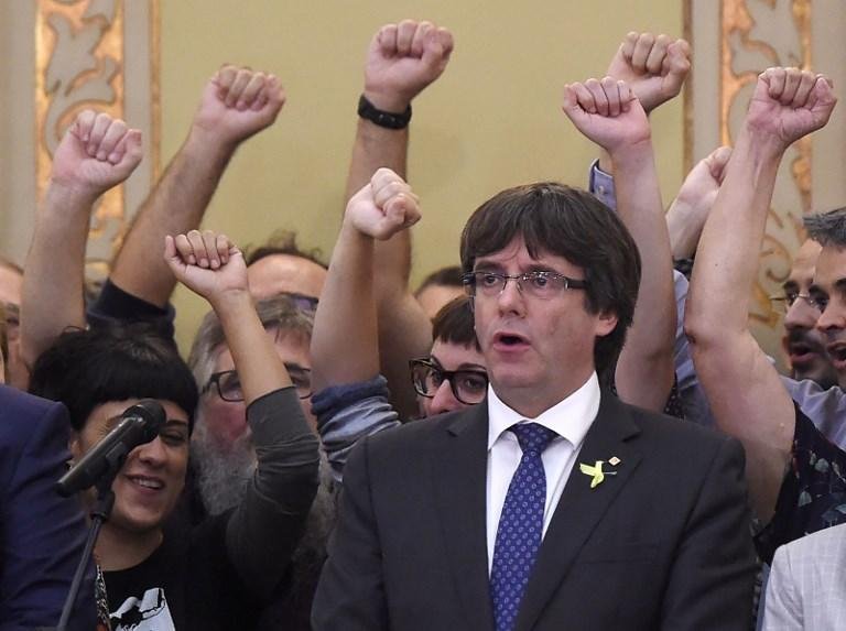 Carles Puigdemont discursou no parlamento antes da vota&ccedil;&atilde;o que decidiu pela separa&ccedil;&atilde;o