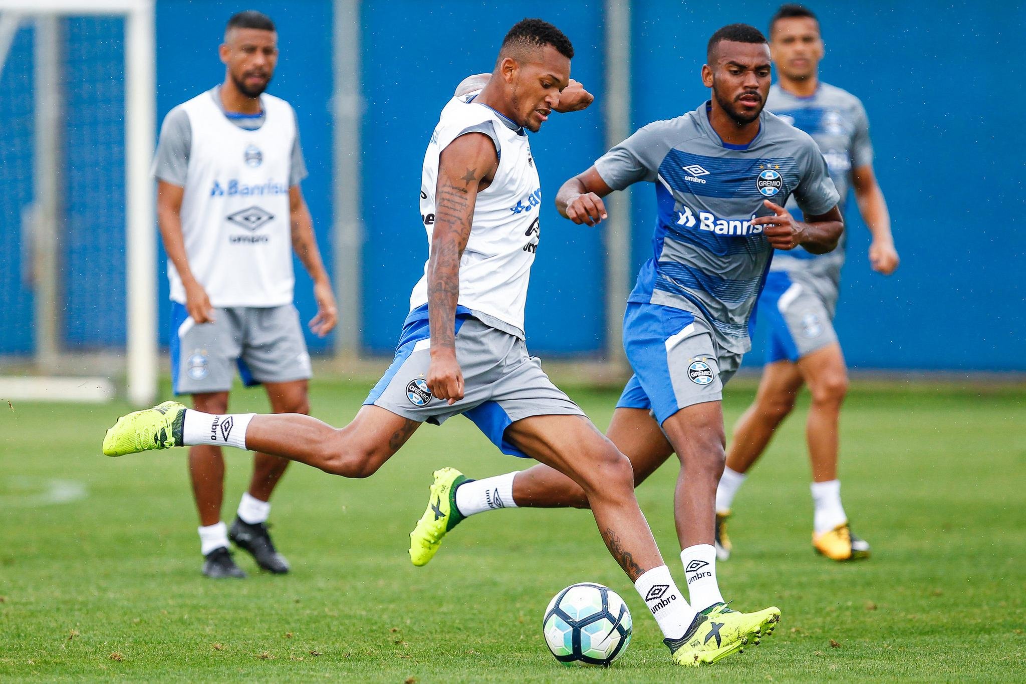 Renato comanda treino de reservas, mas deixa d&uacute;vida no time para domingo
