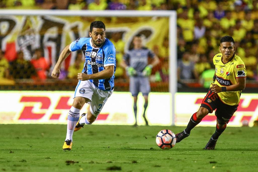 Ed&iacute;lson deixou jogo com Barcelona com dores na virilha