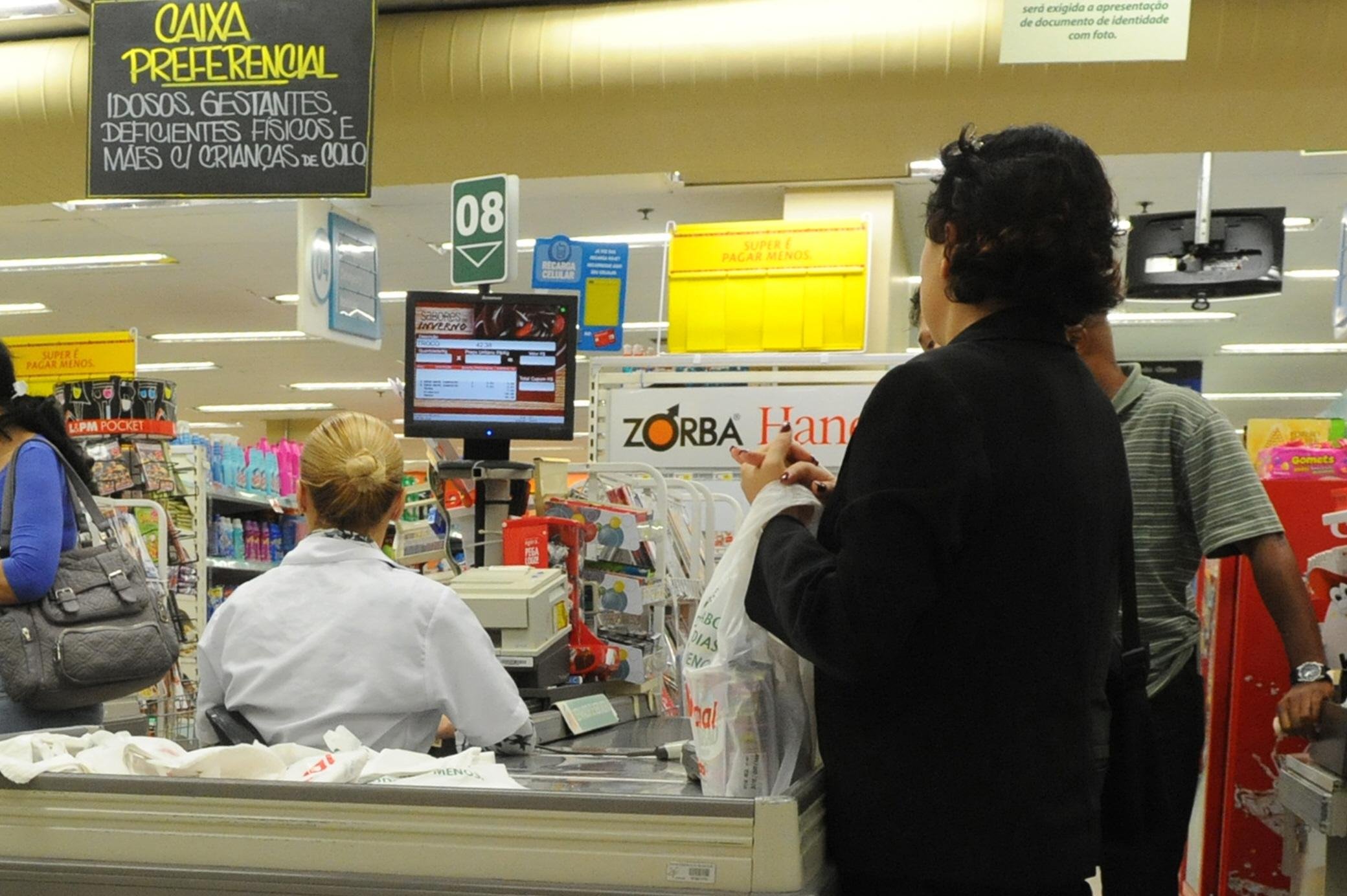 Supermercados projetam efetivar 15% dos contratados ap&oacute;s o per&iacute;odo