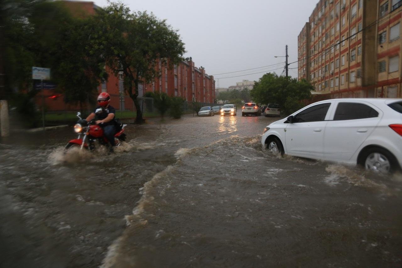 Cidade registrou queda de granizo e falta de luz, que gera desabastecimento de &aacute;gua