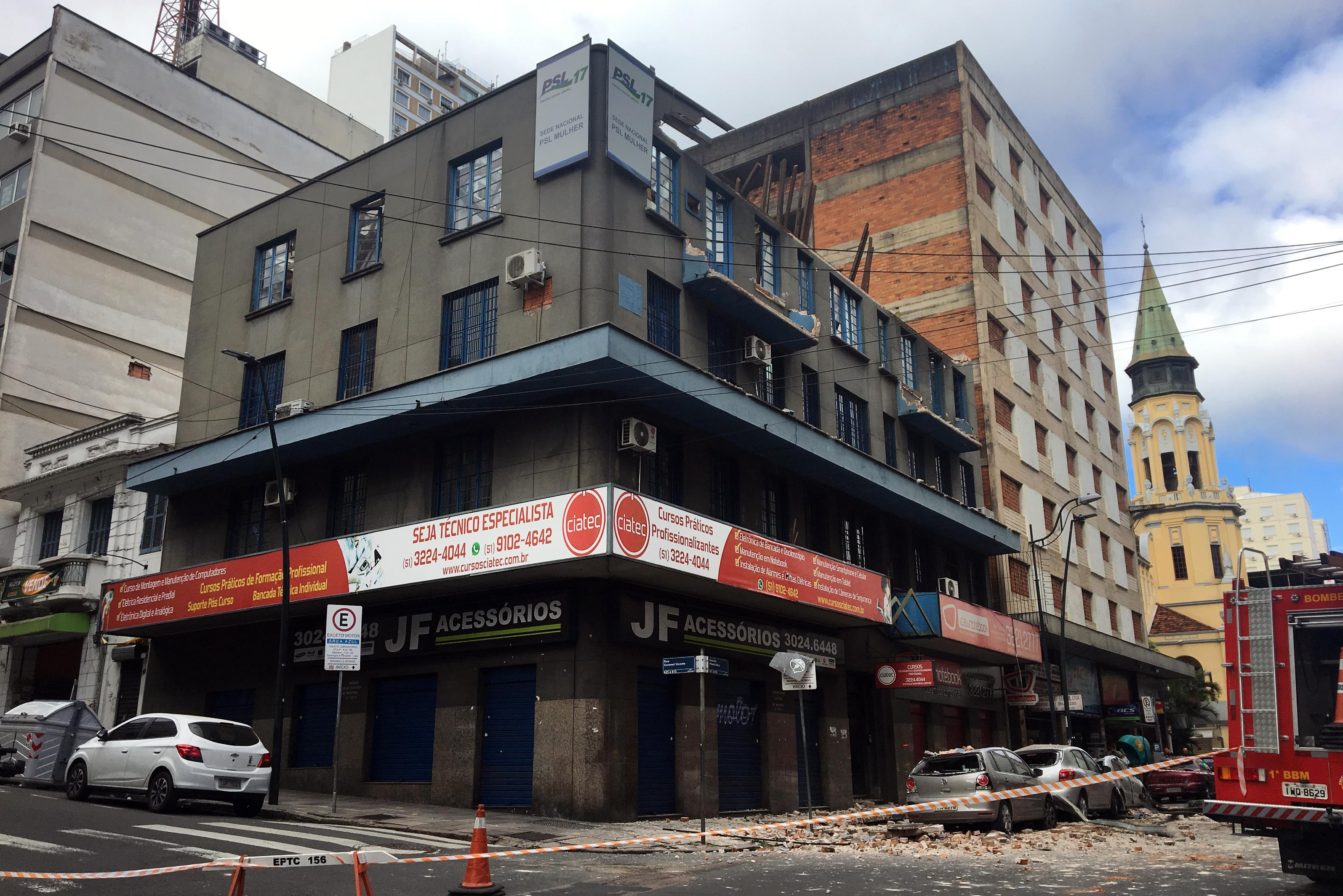 Parte da estrutura caiu na manh&atilde; deste s&aacute;bado no centro de Porto Alegre