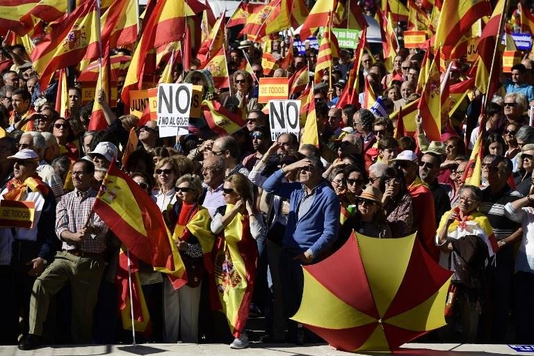 Milhares se manifestam em Madri contra separa&ccedil;&atilde;o da Catalunha