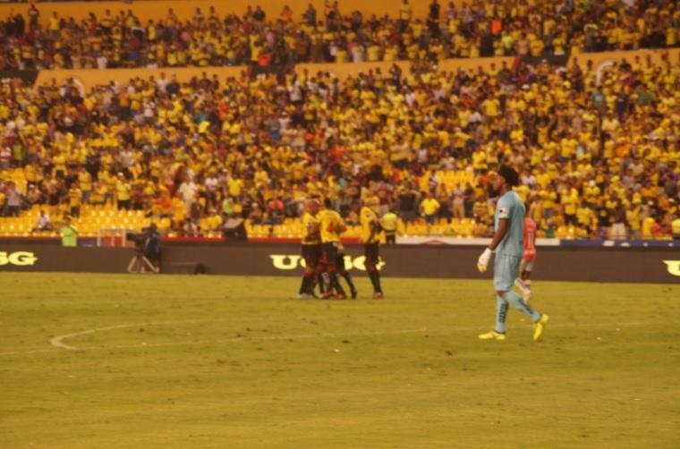 Barcelona vence LDU e acaba com jejum de oito partidas sem vencer 