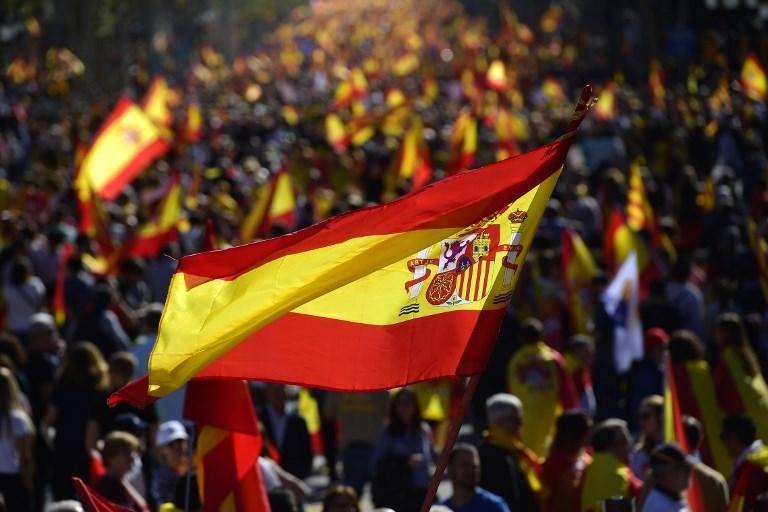 Pessoas carregam  bandeiras catal&atilde;s, espanholas e europeias na manifesta&ccedil;&atilde;o