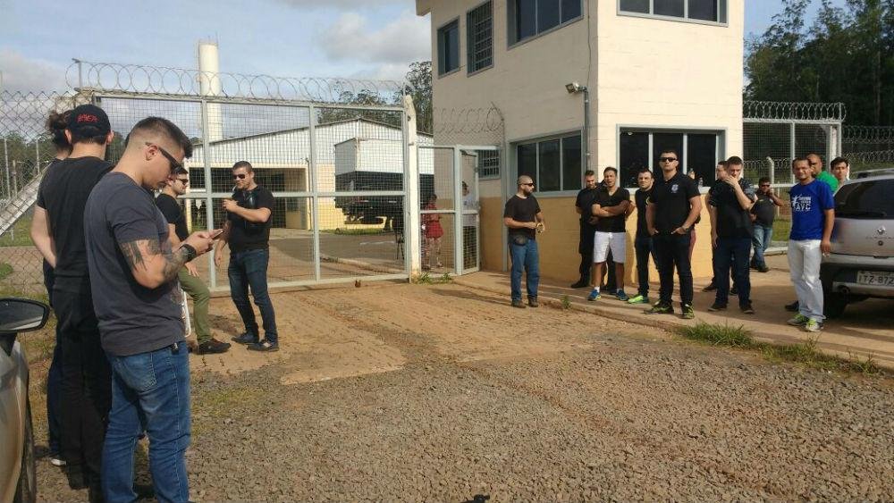 Agentes penitenci&aacute;rios protestaram contra poss&iacute;vel utiliza&ccedil;&atilde;o de PMs na seguran&ccedil;a interna em Canoas