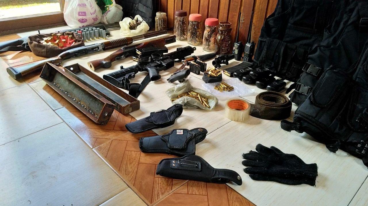Cinco armas foram e explosivos foram apreendidos em casa de Capela de Santana