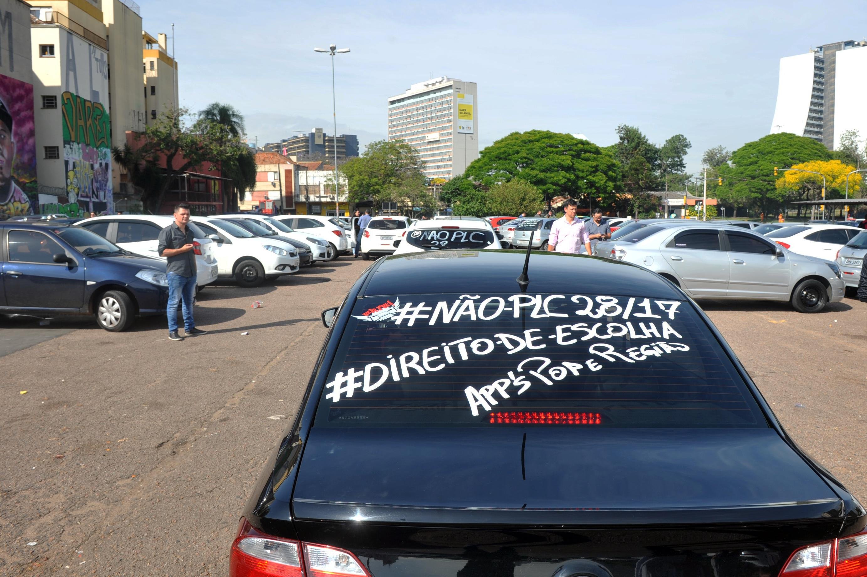 Motoristas de aplicativos iniciam carreata contra projeto de lei em Porto Alegre