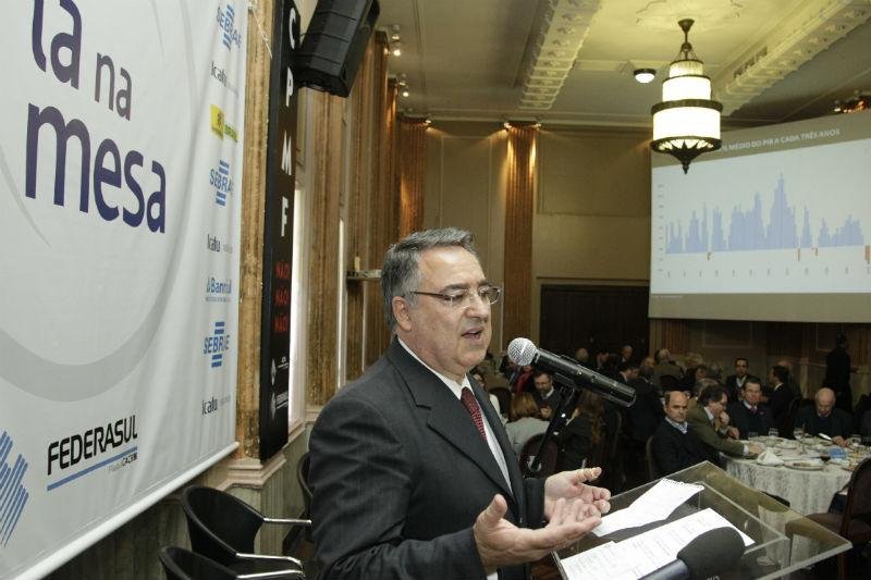 Governador de Santa Catarina apresenta melhora de sa&uacute;de, mas segue internado