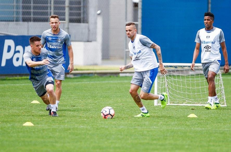 Gr&ecirc;mio mant&eacute;m foco no G4 apesar de trope&ccedil;os do Corinthians 