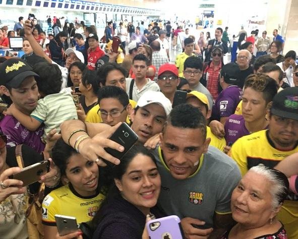 Torcedores prestigiaram jogadores no embarque em Guayaquil