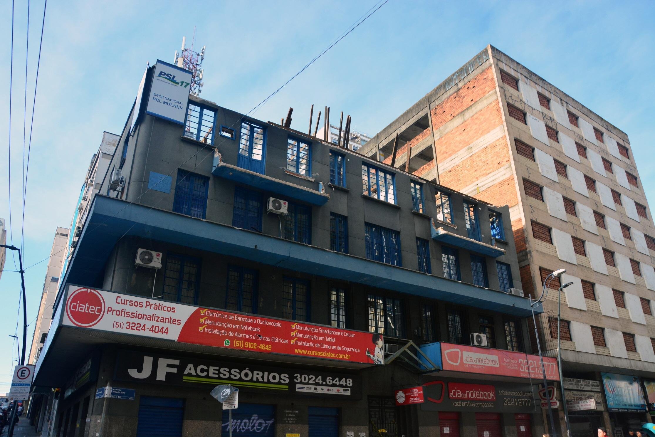 Queda de parte da fachada atingiu tr&ecirc;s ve&iacute;culos na manh&atilde; do s&aacute;bado passado