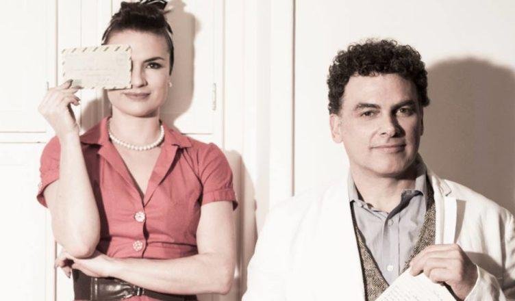 Gaby Haviaras e Renato Farias estrelam montagem sobre troca de correspond&ecirc;ncia dos pais do artista