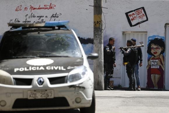 Mortes causadas por policiais crescem 25,8% em 2016