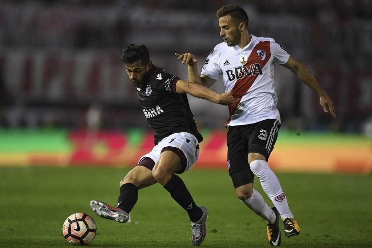 River e Lan&uacute;s definem hoje primeiro finalista da Libertadores 