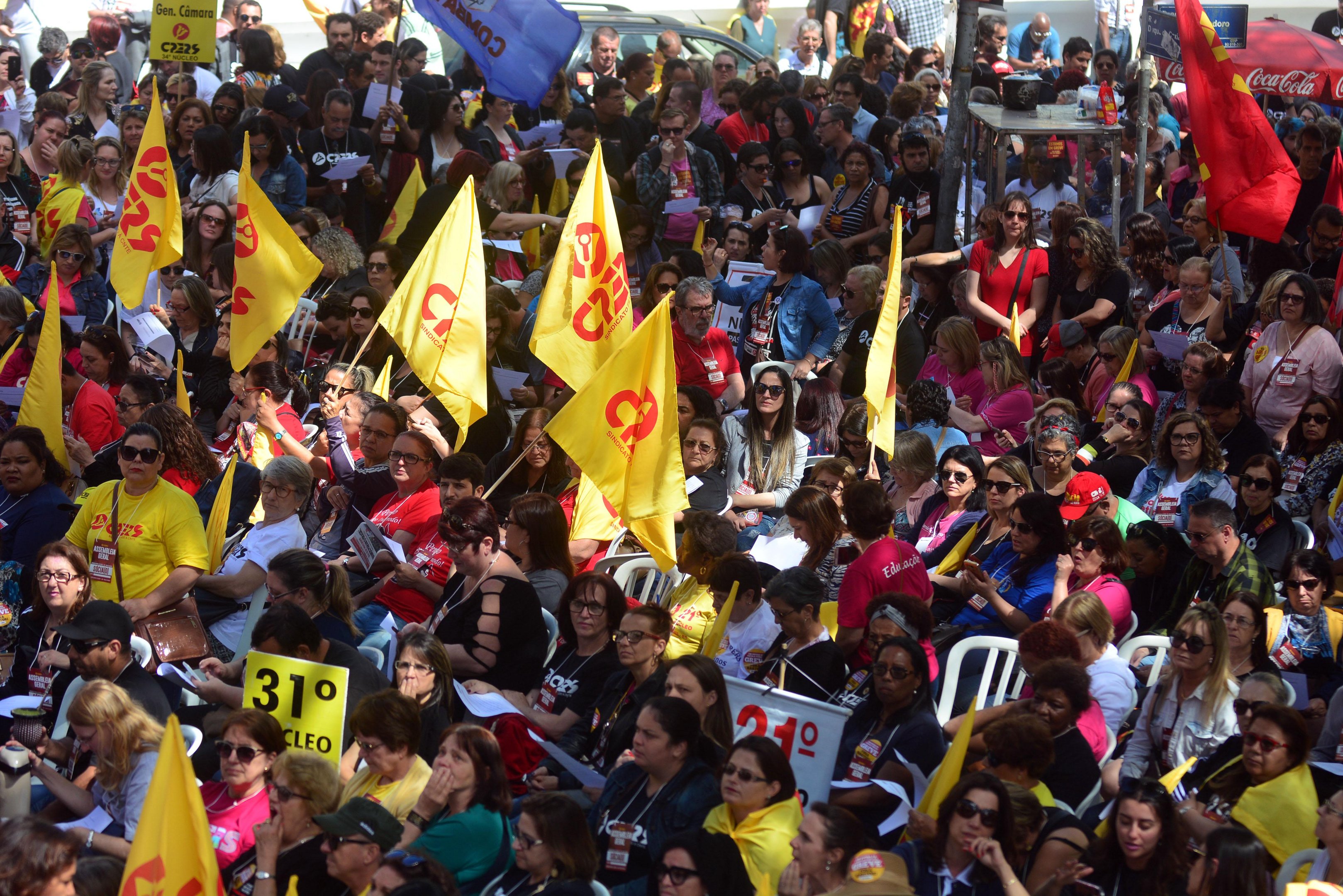 Professores estaduais aprovam continuidade da greve
