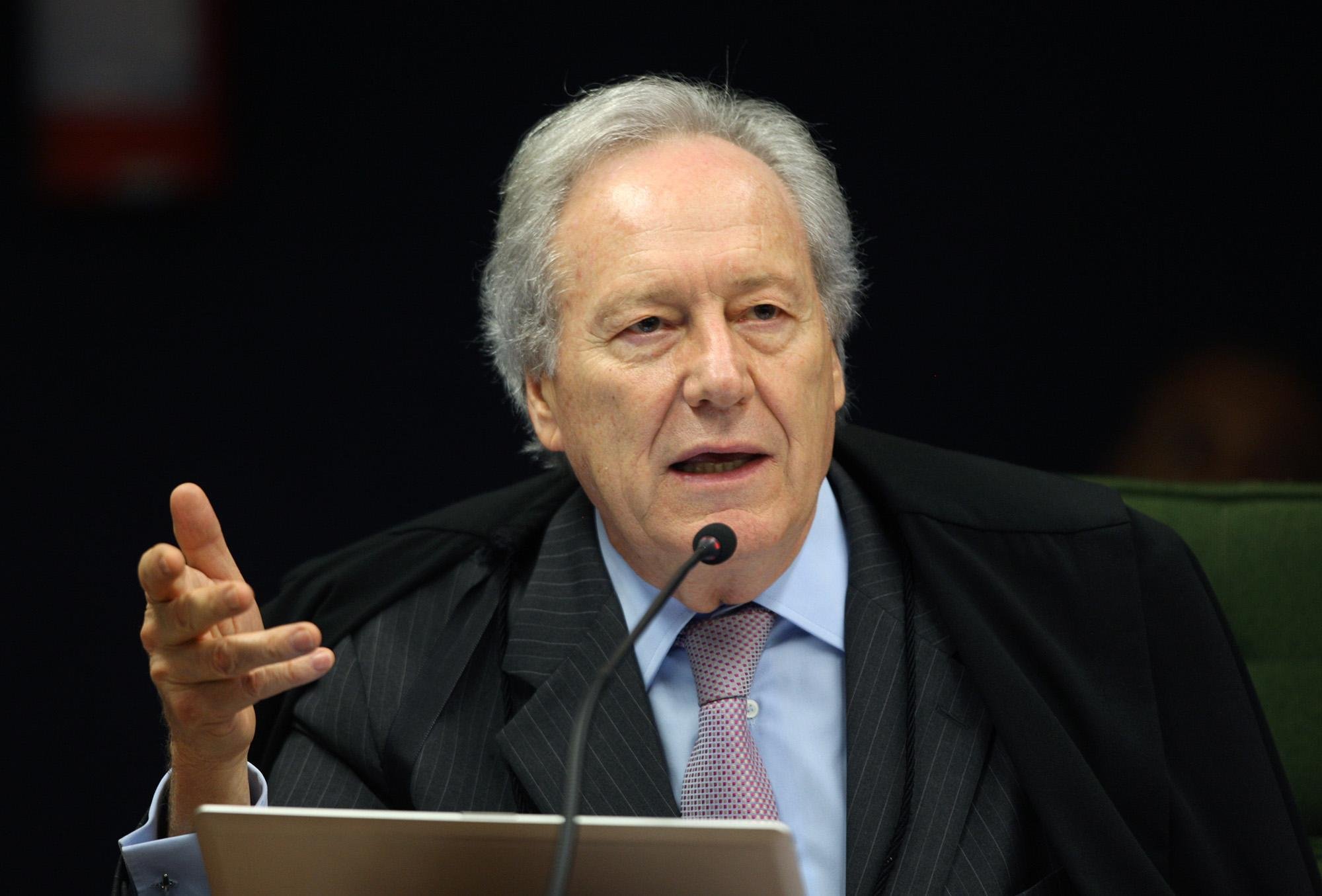 Ministro do STF fraturou uma costela ao sofrer uma queda durante um passeio com seus c&atilde;es