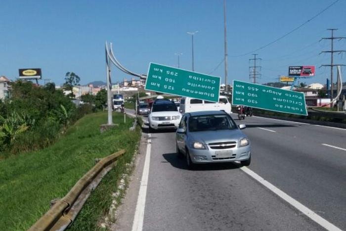 PRF organizou desvio pelo interior da cidade, mas congestionamento chegou a 5 quil&ocirc;metros