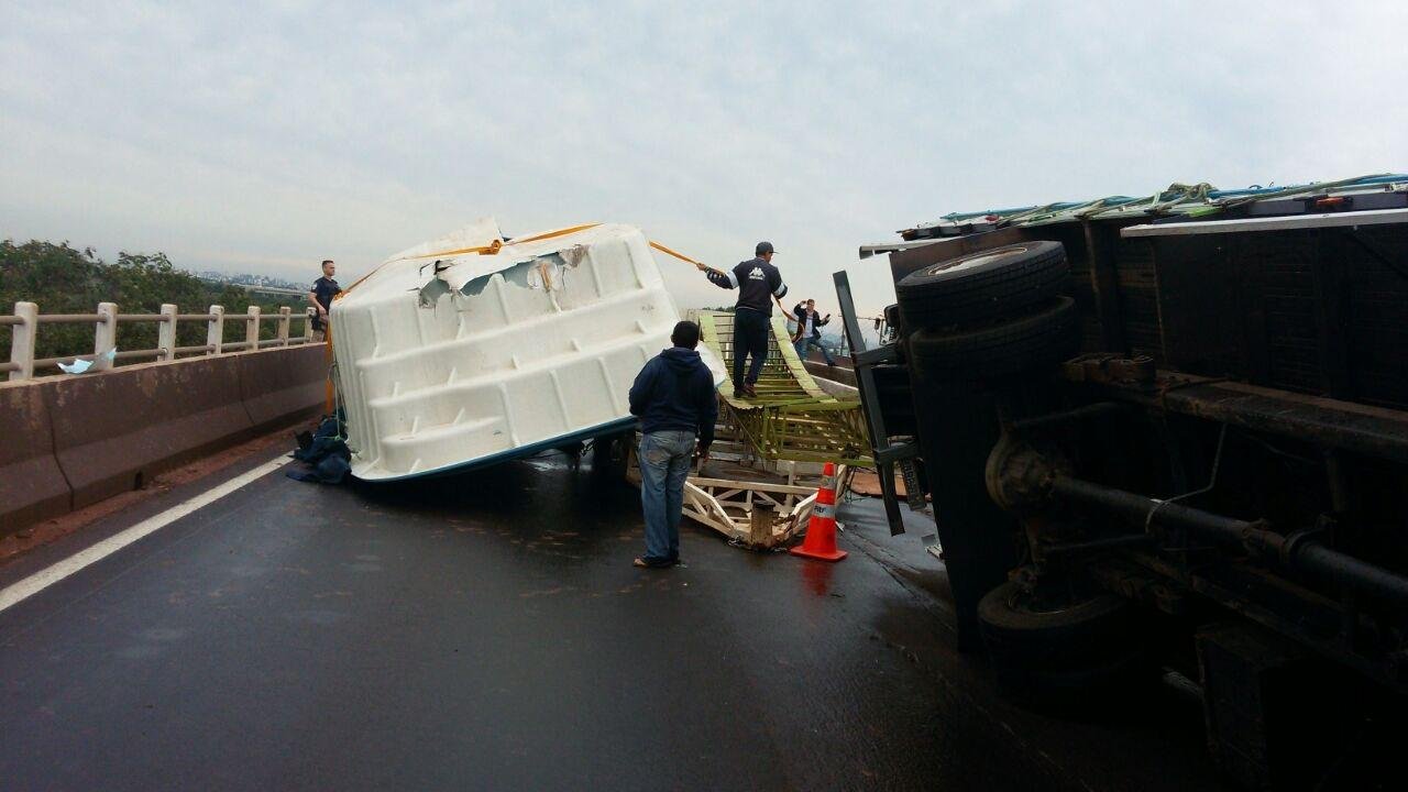 Acidente ocorreu no km 440, sentido Porto Alegre, nesta sexta-feira