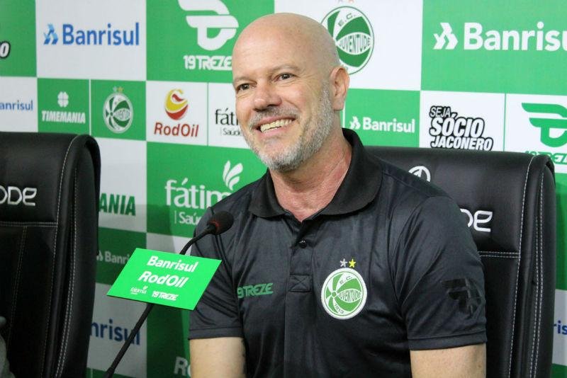 Ant&ocirc;nio Carlos reestreia pelo Juventude