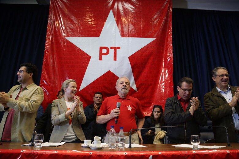 PT deve rever proibi&ccedil;&atilde;o alian&ccedil;as de partidos pr&oacute;-impeachment