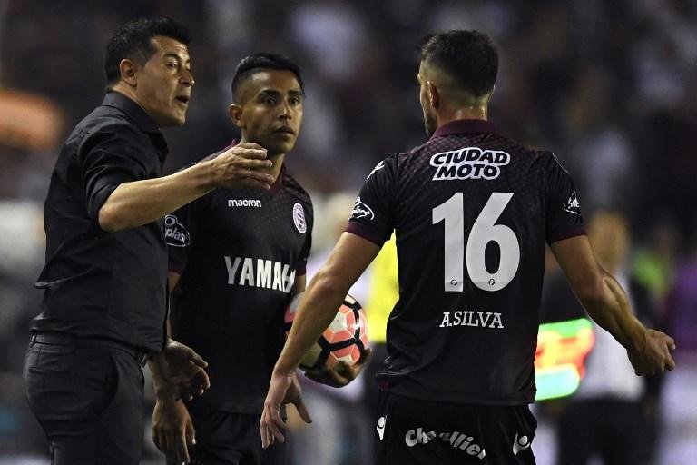 Jorge Almir&oacute;n quer vencer o Gr&ecirc;mio dentro da Arena