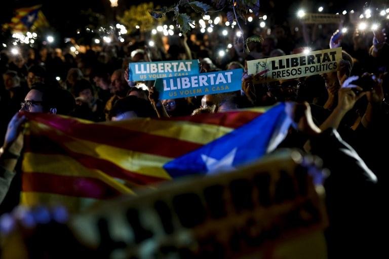 Protesto mobiliza parte da Espanha contra pedido de pris&atilde;o de l&iacute;deres catal&atilde;es