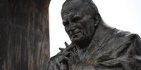 Estátua de bronze de João Paulo II está instalada desde 2006 em uma praça pública de Ploërmel