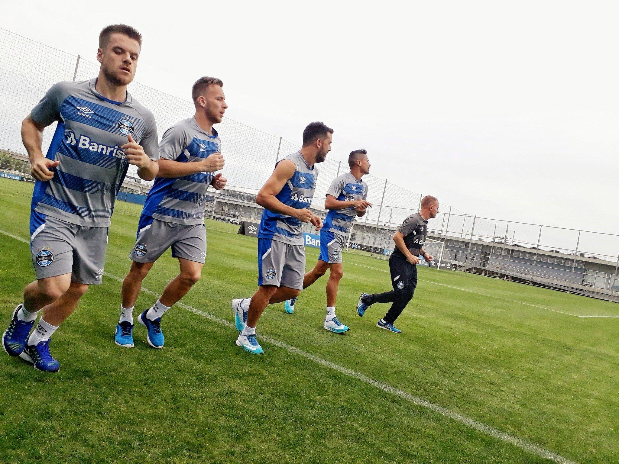 Titulares realizaram corrida entorno do campo nesta sexta-feira