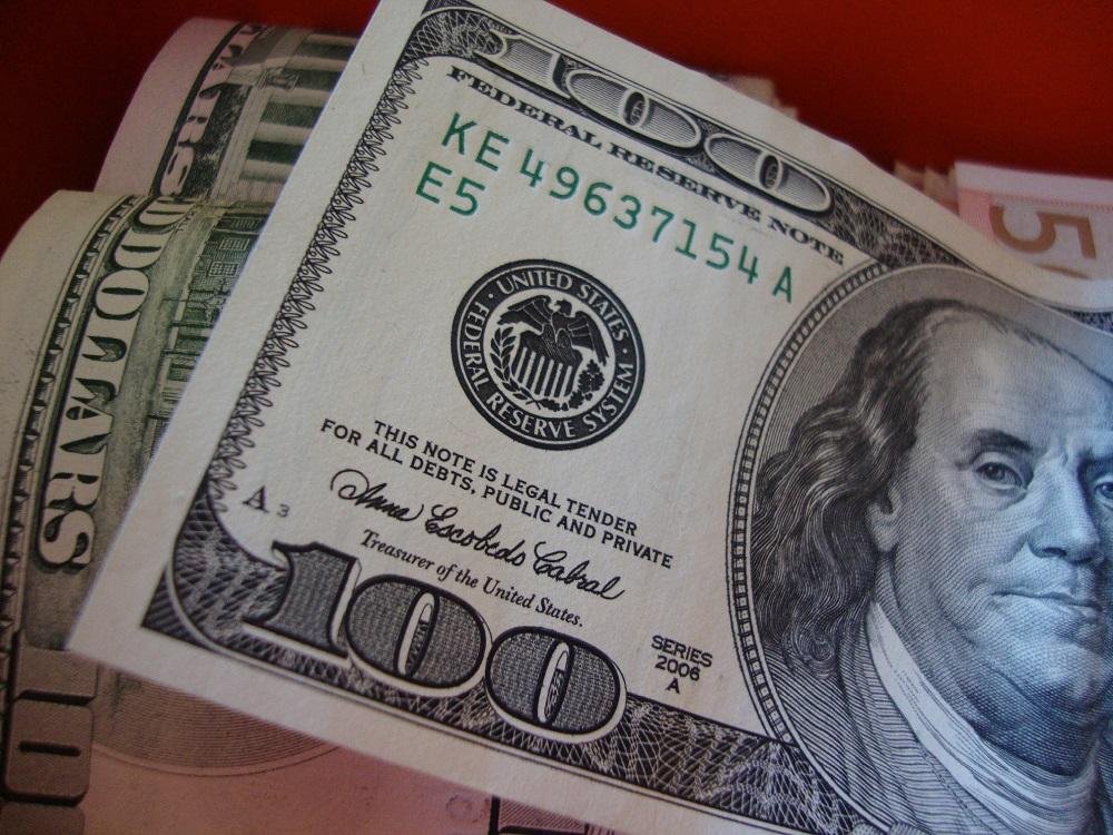 D&oacute;lar sobe mais de 1% e fecha acima de R$ 3,30 pela primeira vez em quatro meses 
