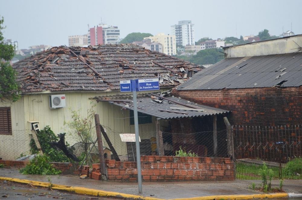 Regi&atilde;o Noroeste do Estado foi atingida por um temporal na madrugada desta sexta-feira