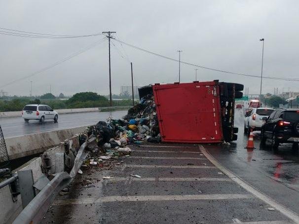 Caminh&atilde;o tomba na BR 290 e bloqueia freeway