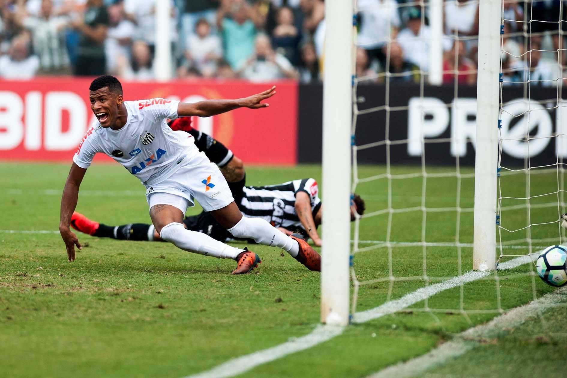 Atacante Arthur Gomes abriu o placar na Vila Belmiro