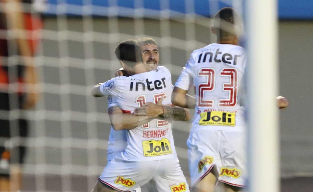 Pratto comemora o gol  junto com Hernarnes