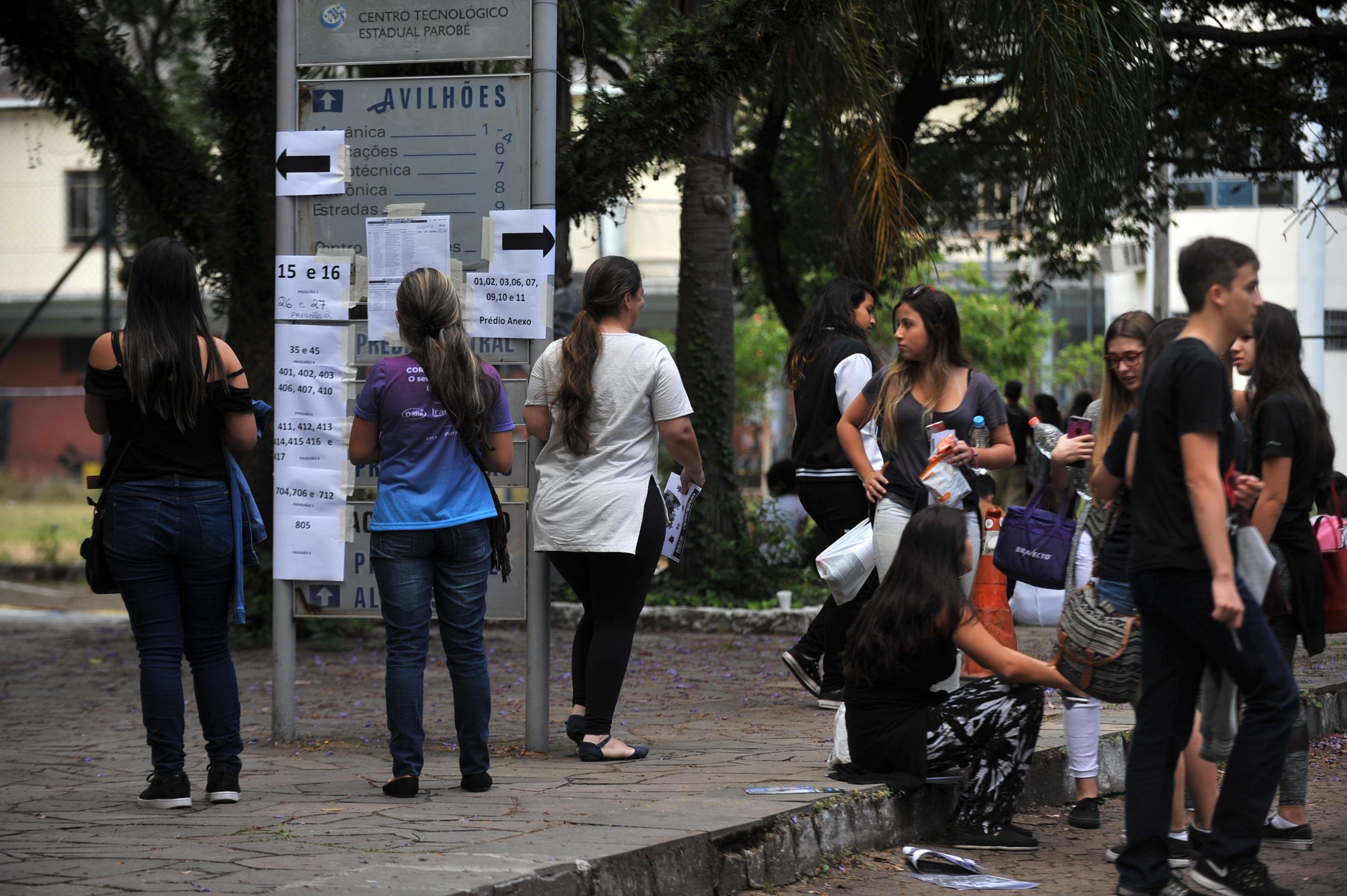 Candidatos que deixavam locais de prova em Porto Alegre, citaram quest&otilde;es longas e complexas