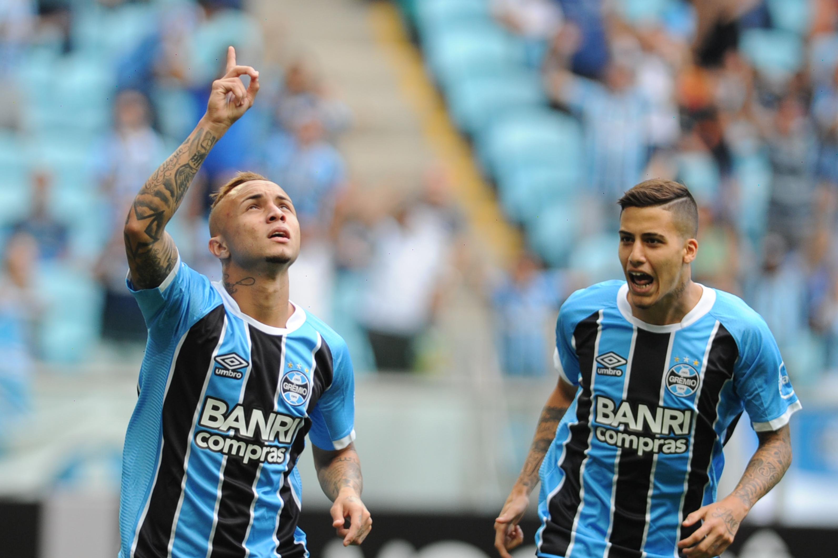 Gr&ecirc;mio teve rendimento ruim no primeiro tempo, mas reverteu a situa&ccedil;&atilde;o com as entradas de Beto e Everton