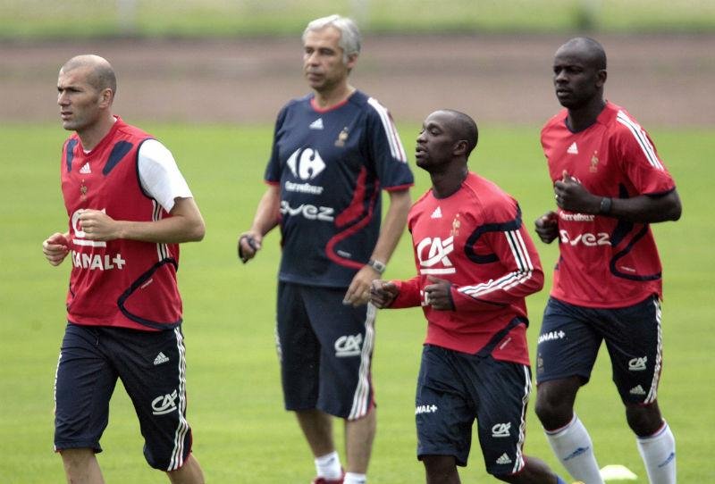 Makelele (&agrave; direita) deixar&aacute; cargo de auxiliar no Chelsea