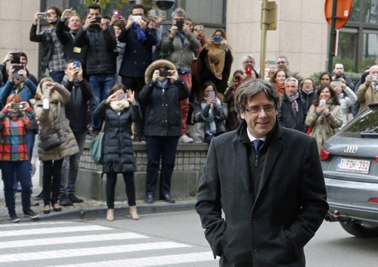 Carles Puigdemont e quatro ex-conselheiros devem comparecer ao tribunal local sempre que convocados