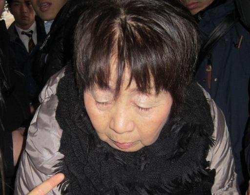 Chisako Kakehi matou v&aacute;rios companheiros ap&oacute;s se tornar benefici&aacute;ria de seus seguros de vida