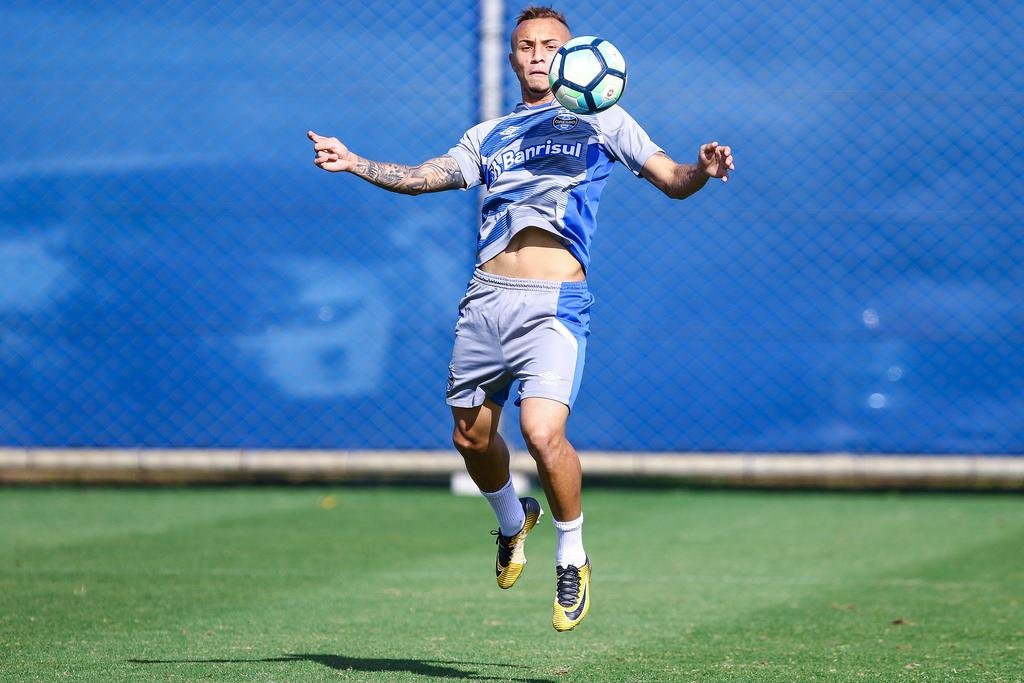 Everton divide com Fernandinho a artilharia do Gr&ecirc;mio no Brasileiro, com oito gols, e pode iniciar como titular