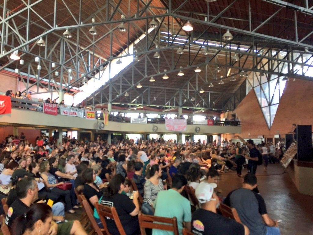 Municip&aacute;rios de Porto Alegre decidiram manter greve em assembleia nesta ter&ccedil;a-feira