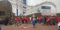 Manifestantes bloqueiam a entrada da Caixa Econômica Federal, da Praça da Alfândega